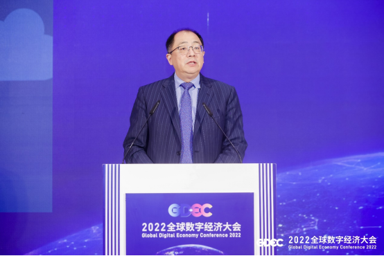 图为高通公司中国区董事长孟樸在2022年全球数字经济大会-京津冀工业互联网协同发展论坛上发表主题演讲