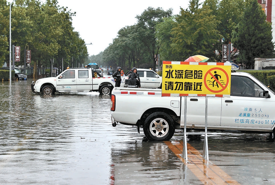 昨天,京哈高速王四营桥北侧道路因积水中断,王四营乡防汛办工作人员