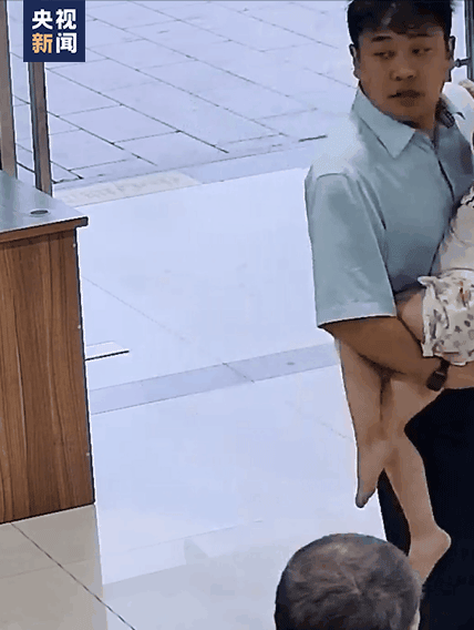 △徐刘勋抱着孩子跑进医院。