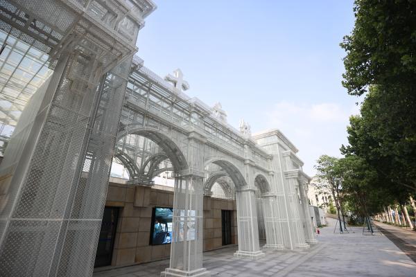 门头以金属网格作为皮肤,构筑了代表上海历史与文化的"石库门"经典