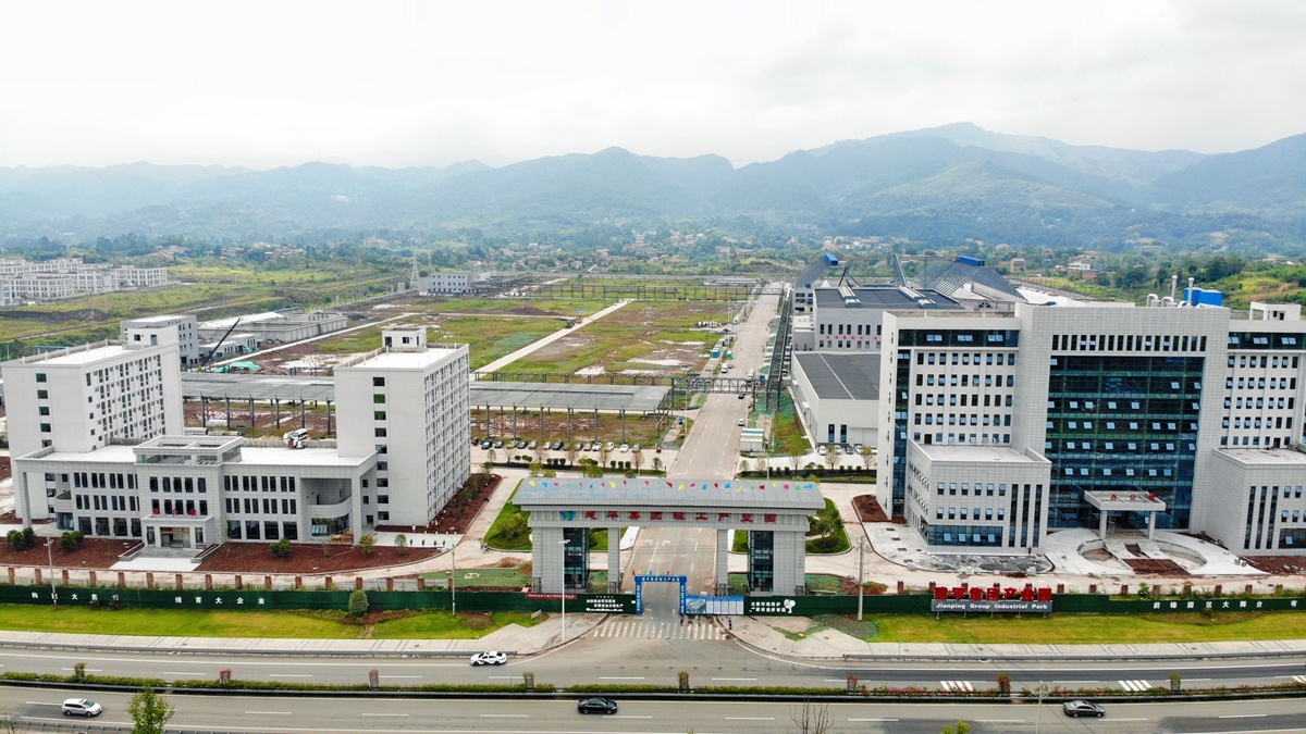 建设中的前锋区建平集团轻工产业园.吴迪 摄