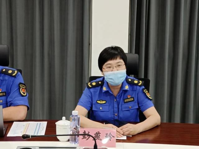 会上,黄浦区城管执法局局长周健汇报了自3月2日以来区局精锐尽出,开展