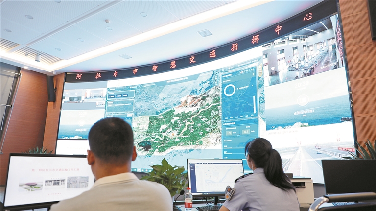 运行中的阿拉尔市智慧交通指挥中心（摄于7月26日）。黄月天 摄