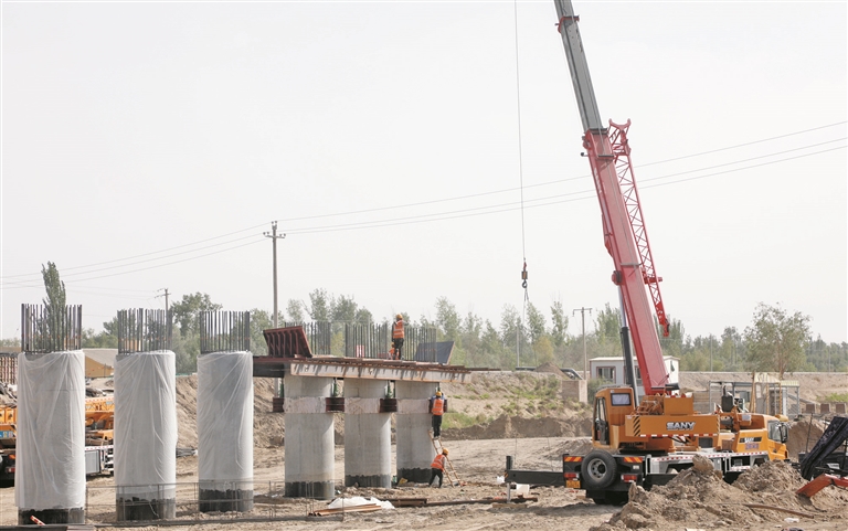 一师阿拉尔市塔里木河大桥（二桥）至阿拉尔塔里木机场大道施工现场（摄于6月10日）。 兵团日报常驻记者 张涛 摄