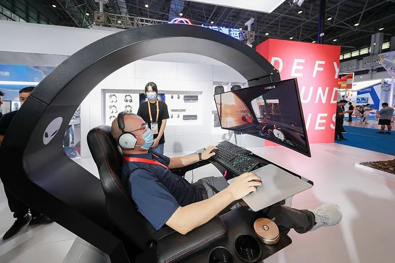 一名观众在戴尔展台体验电竞太空舱.中新社记者 贾天勇 摄