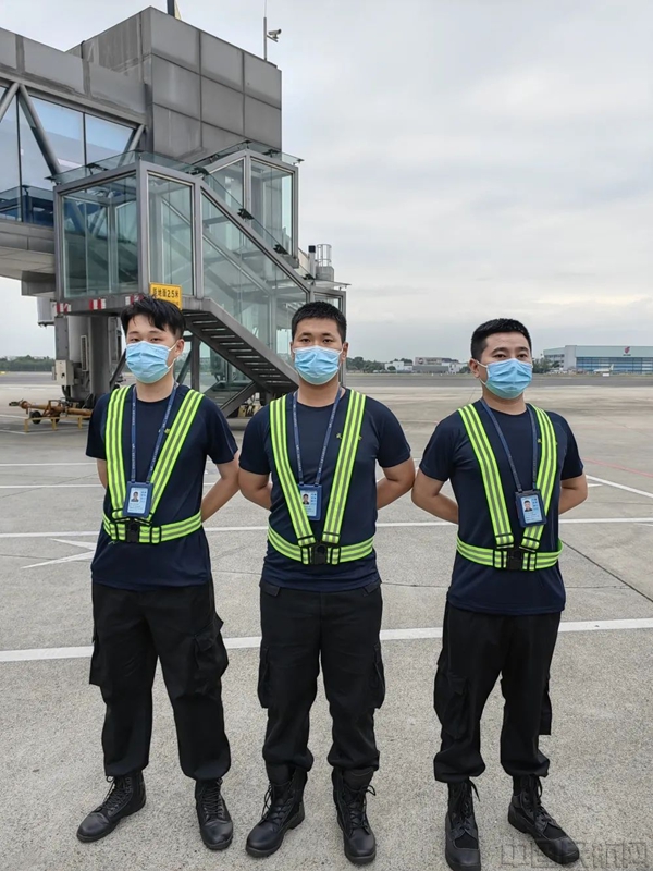 成都双流国际机场安检站机坪作业人员换"新装"|成都市_新浪财经_新浪