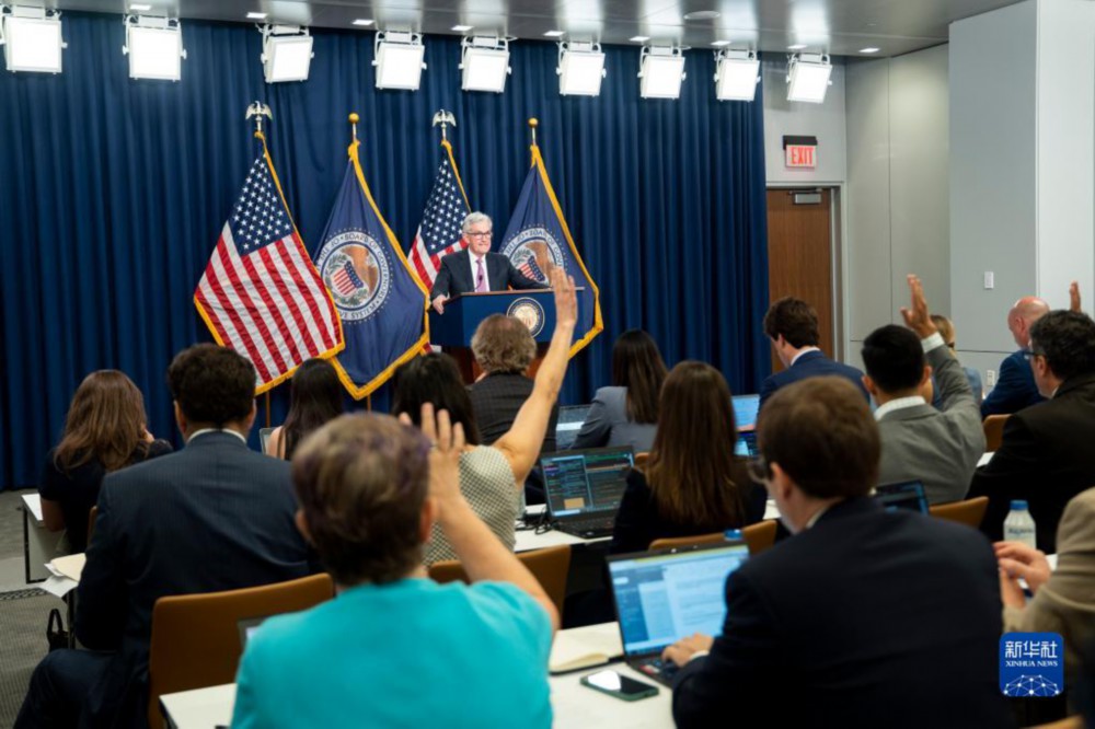 7月27日，美国联邦储备委员会主席鲍威尔（后）在华盛顿出席新闻发布会。新华社记者刘杰摄