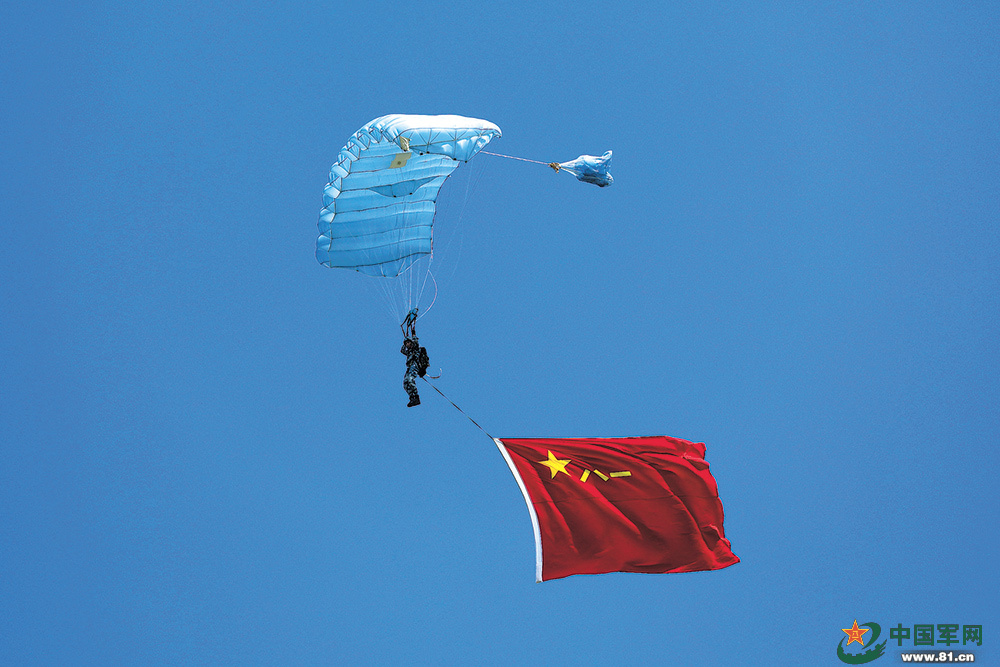 正在进行伞降实跳训练的空降兵某旅官兵以特有的方式庆祝自己的节日。 盛 超摄