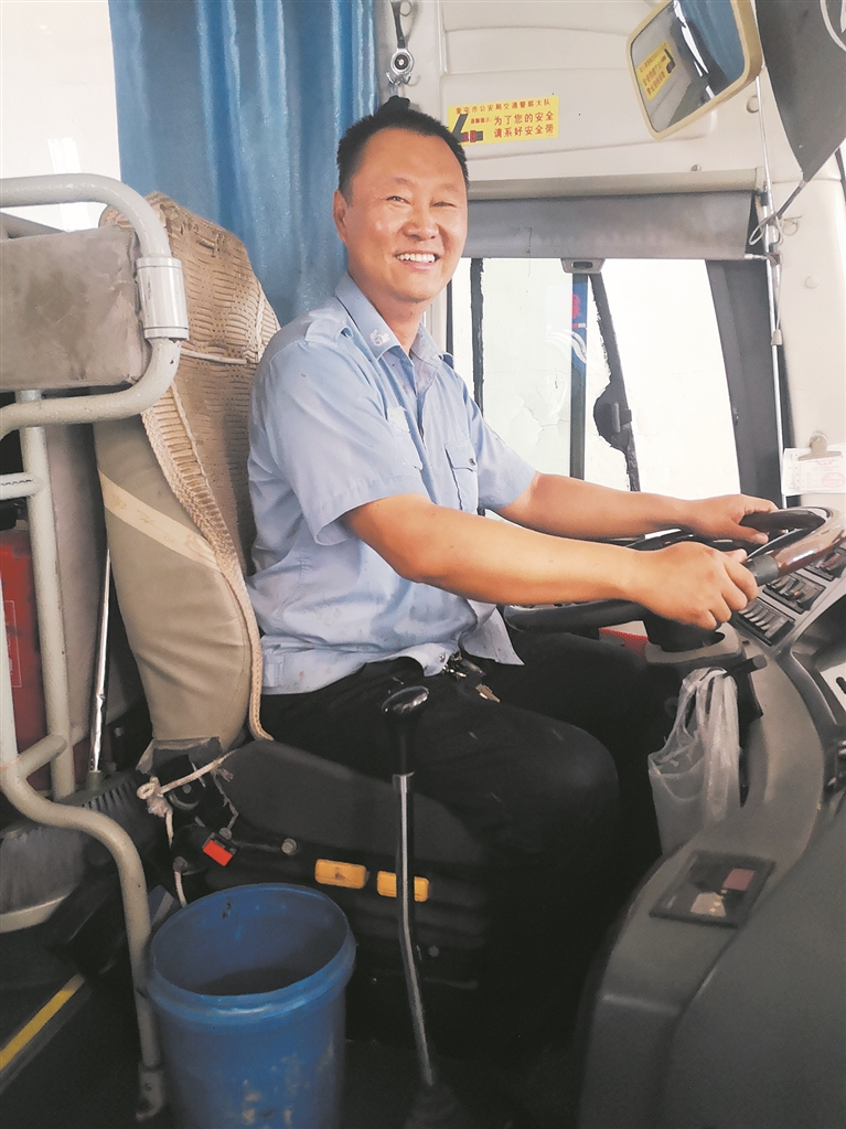 7月27日早上，杨东准备驾驶通勤车出发。 徐玥 摄