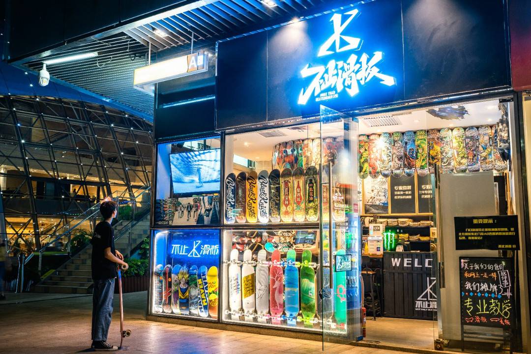 ▲深圳陆地冲浪运动火爆，“不止滑板”品牌在南山区开设卖板与教学的实体门店