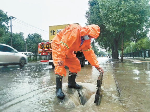 本报记者 王天淇每到下雨天,总有一个个橙色身影,风雨无阻忙碌在街头