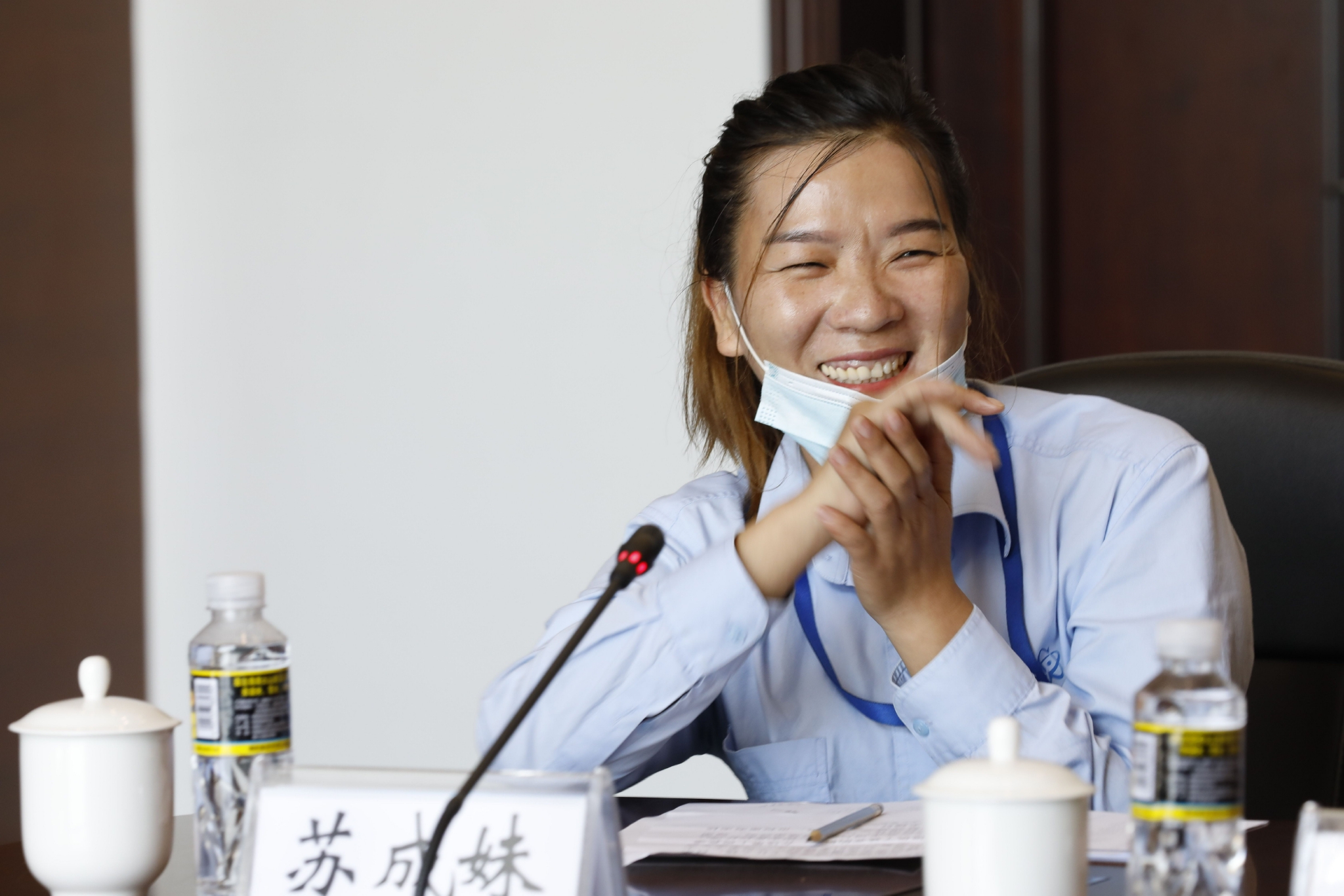 苏成妹在座谈会上分享她在海南核电工作的感受。