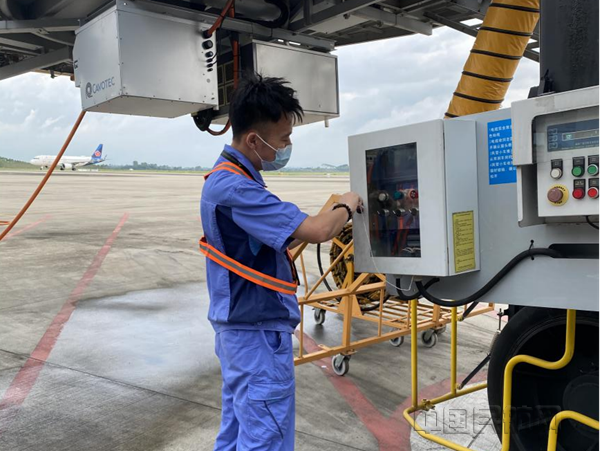 桂林机场地勤机务人员保障暑运航班(机务工程科/摄)