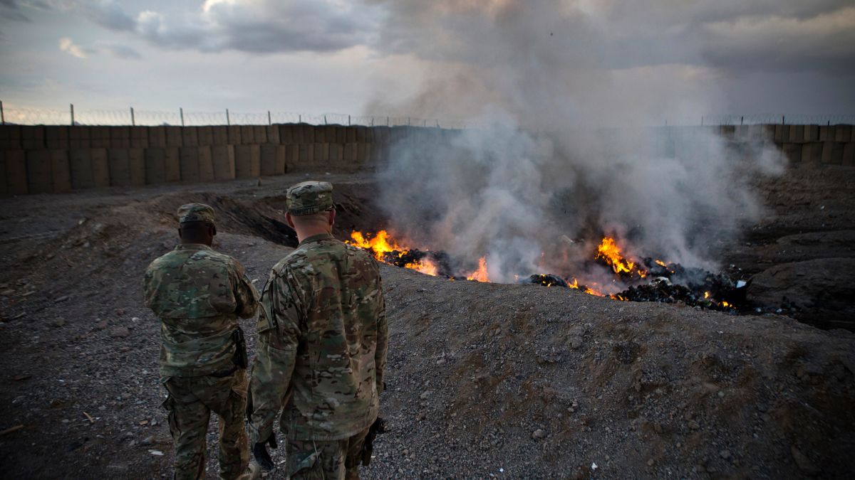 2013年，美军士兵在阿富汗前线作战基地焚烧垃圾  图源：CNN