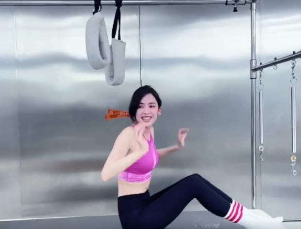 古力娜扎晒练习普拉提视频自侃戴上了痛苦面具