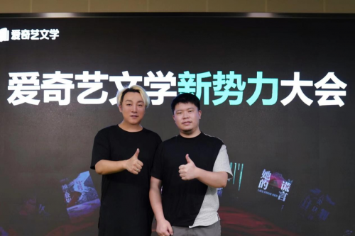 　　左：赵思熹右：靪文