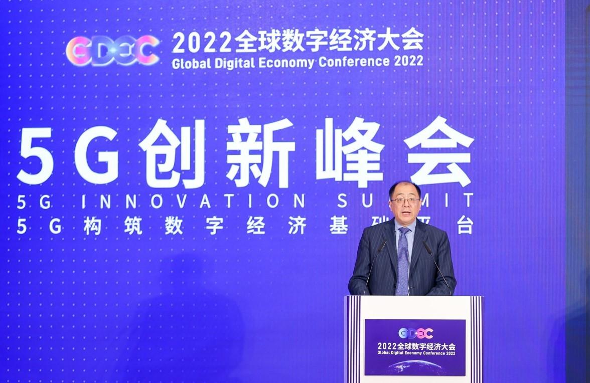 　　图为高通公司中国区董事长孟樸在2022年全球数字经济大会5G创新峰会上发表主题演讲
