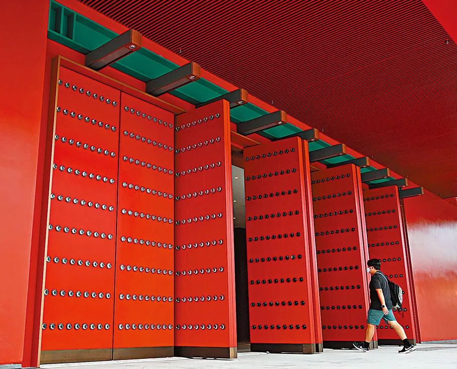 香港故宫文化博物馆的朱红色大门