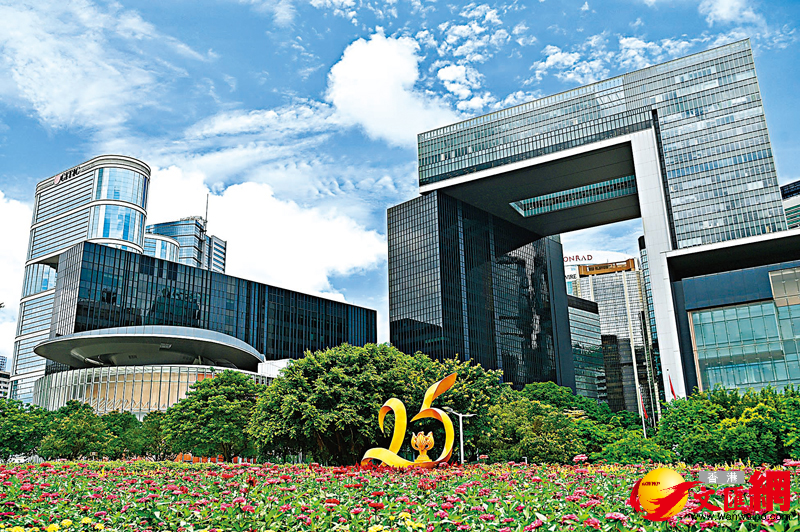 在他的设计下,蜿蜒伸展的建筑板块将立法会新综合大楼,特区政府总部新