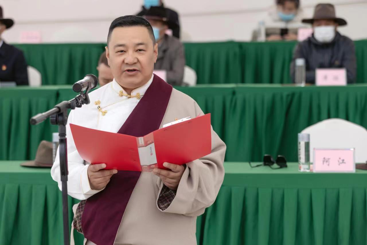 (红原县委副书记,县长阿江)