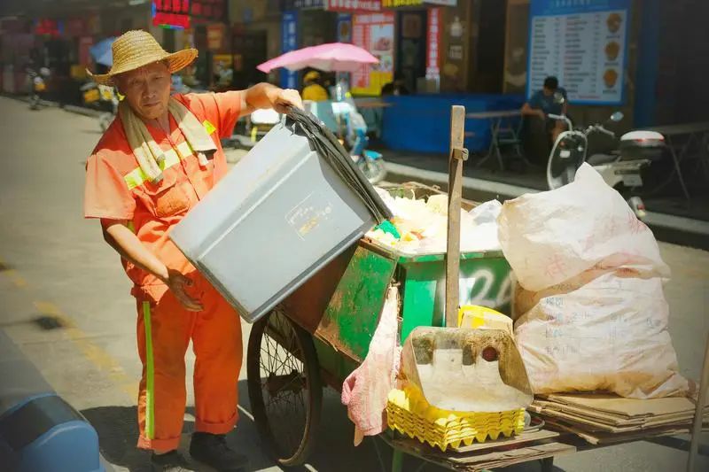 马路上,环卫工人正在处理商家的垃圾.黄瑶/摄