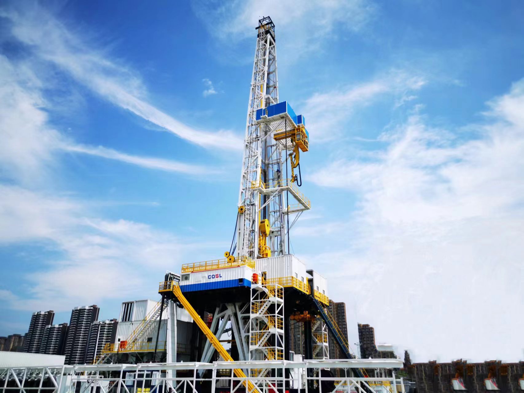 中国为乌干达量身定制高端石油钻机启运