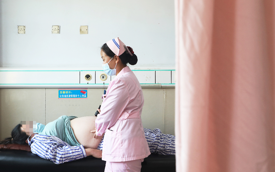 ▲资料图：某地一孕期女性正在进行产检。图/IC photo