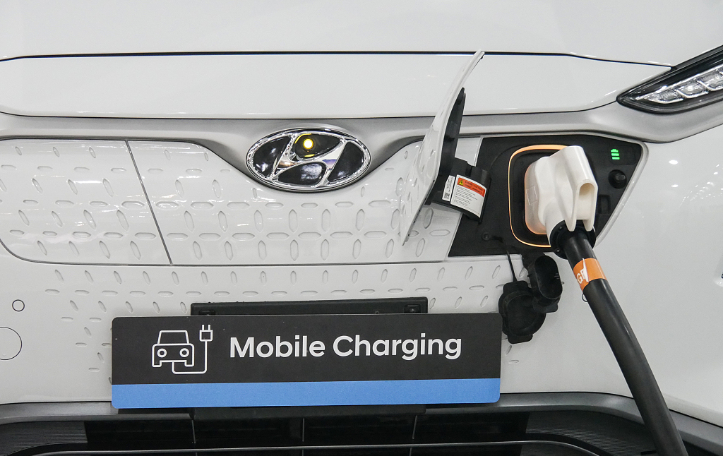 當地時間2021年11月12日，印度尼西亞國際車展上的現代電動車。