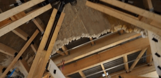 起支撑作用的临时木制支架 图片来源：央视新闻