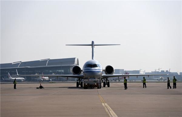 7月29日,以租赁形式正式交付的arj21支线飞机降落在天津滨海国际机场