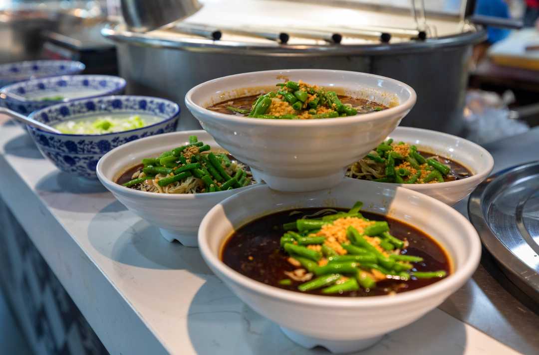 (组图)夏日黑油凉面香飘四方|凉面_新浪财经_新浪网