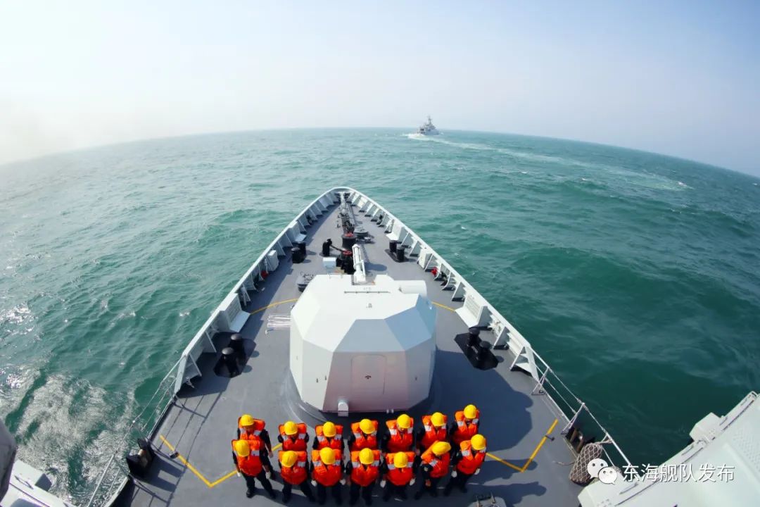 近日,东部战区海军某护卫舰支队襄阳舰,宜春舰组成舰艇编队奔赴东海某