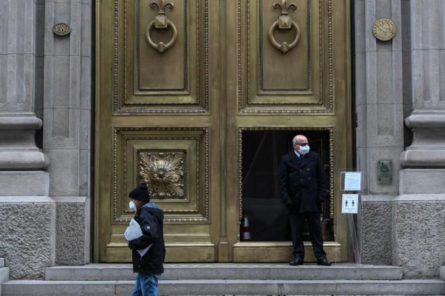 2020年6月16日，在智利首都聖地牙哥，行人從智利中央銀行大廈前走過。 （新華社發，豪爾赫·比列加斯 攝）