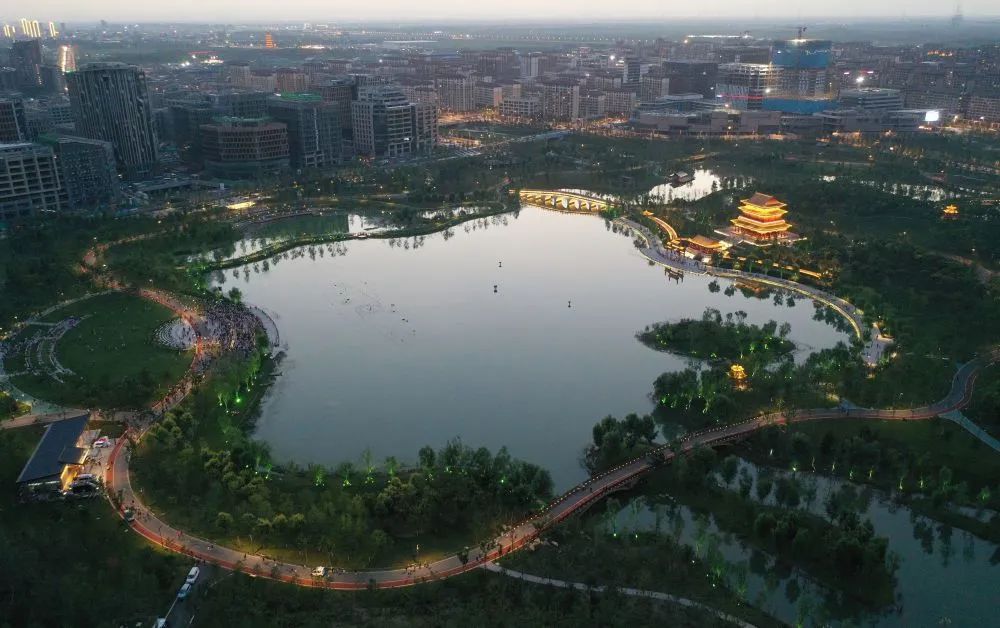 这是河北雄安新区金湖公园中央湖区风貌(7月28日摄,无人机照片).
