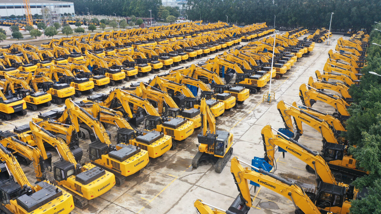 柳工集团新下线挖掘机驶入存车场.黎寒池摄(中经视觉)