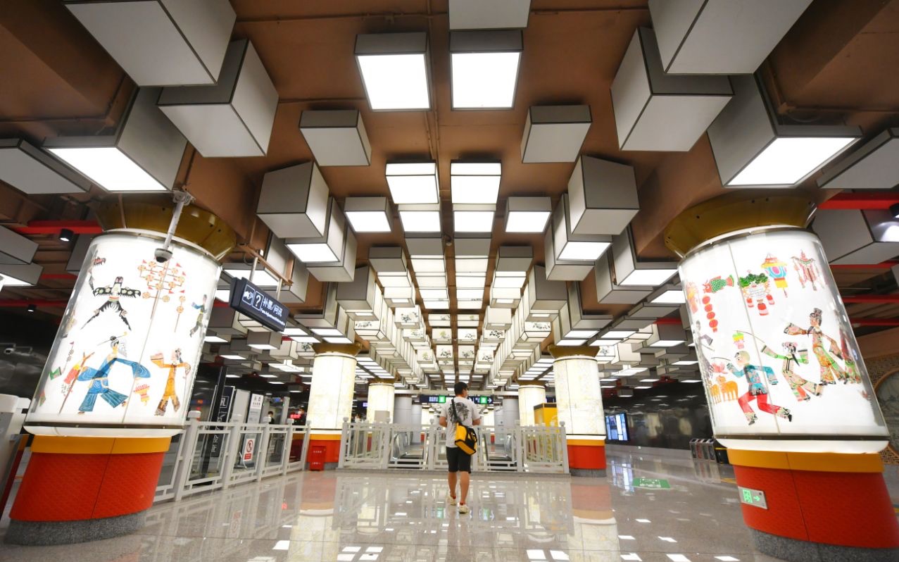 地铁19号线平安里站,安装有走马灯艺术装置.新京报记者 王贵彬 摄