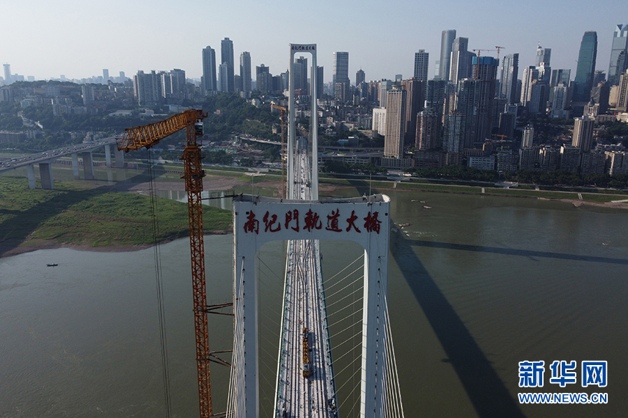 图为正在建设中的南纪门长江轨道专用桥.新华网耿骏宇 摄