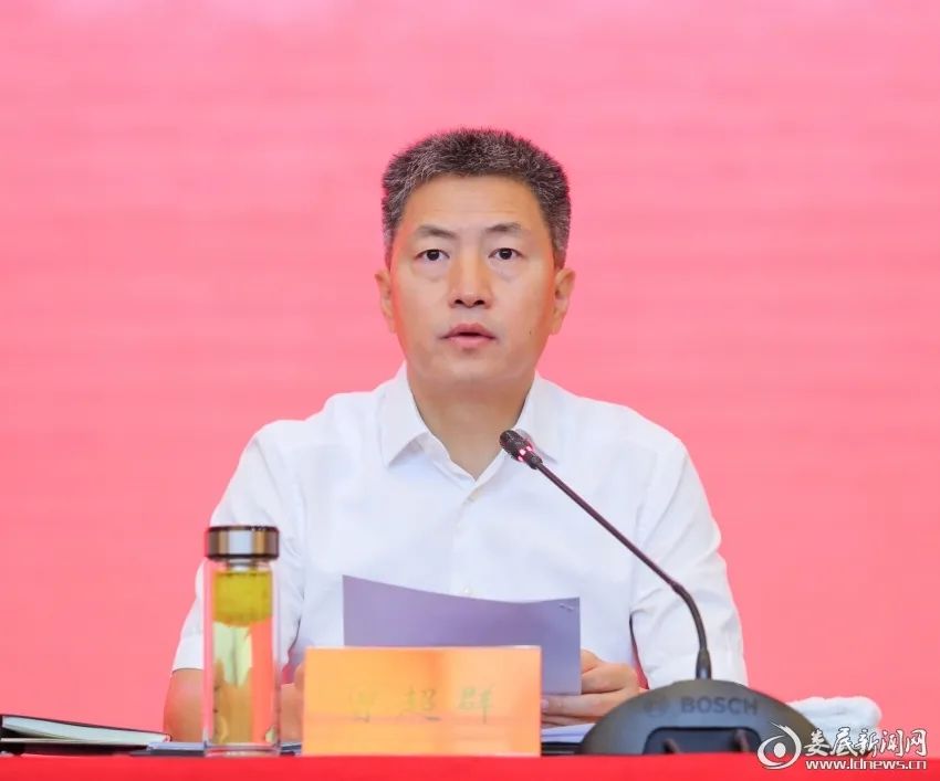 娄底市委副书记,市长曾超群主持会议.