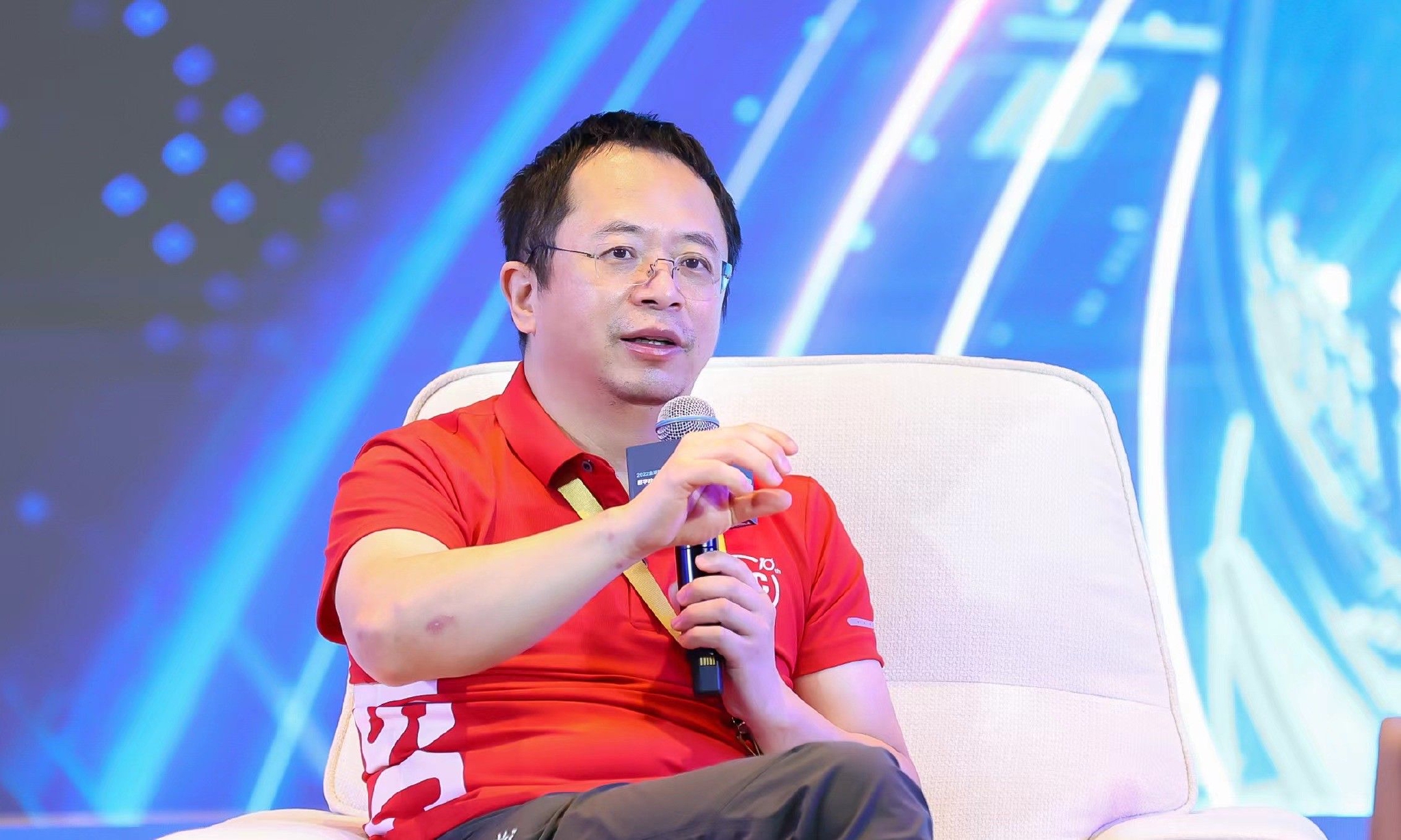 周鸿祎在现场接受媒体采访.图源:360