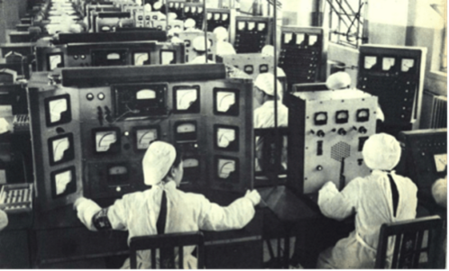 ▲ 1956 年的北京电子管厂生产车间