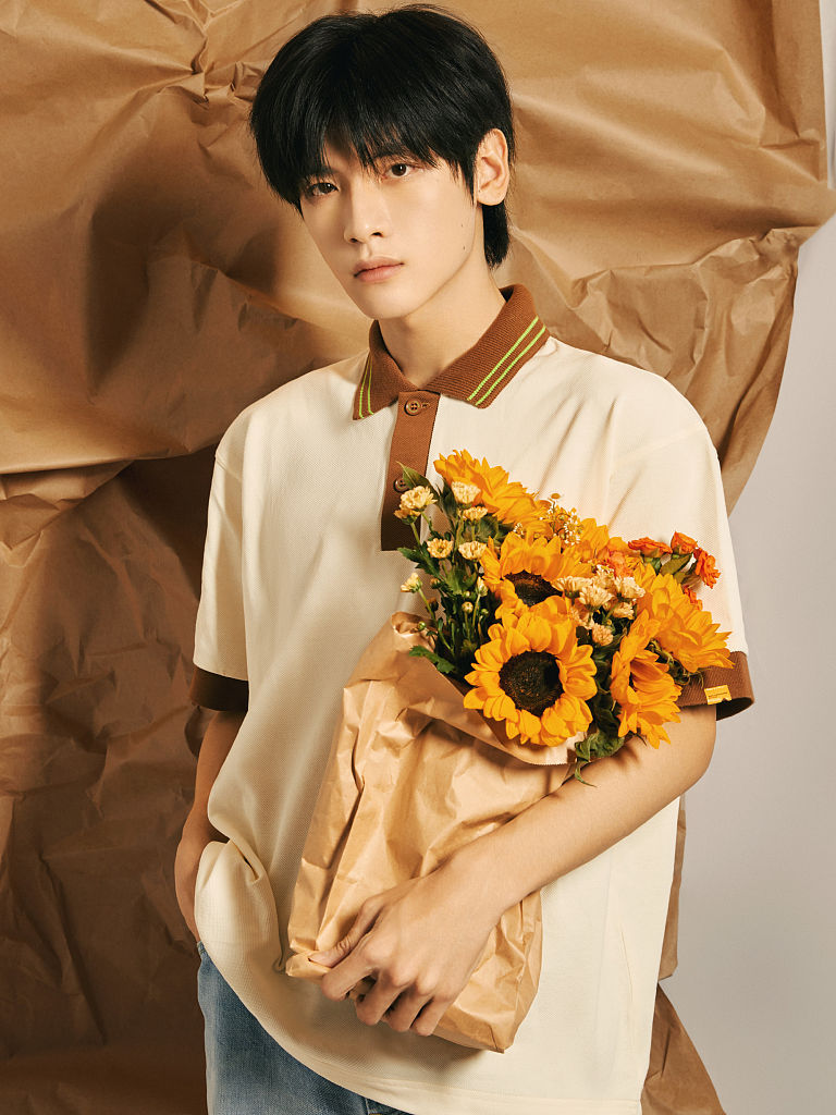 翟潇闻发布一组向日葵学院风写真  polo衫齐刘海少年感十足