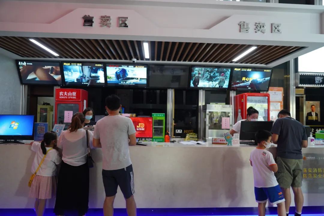 嘉定影剧院迎来恢复开放后的首场演出还送出了超暖福利