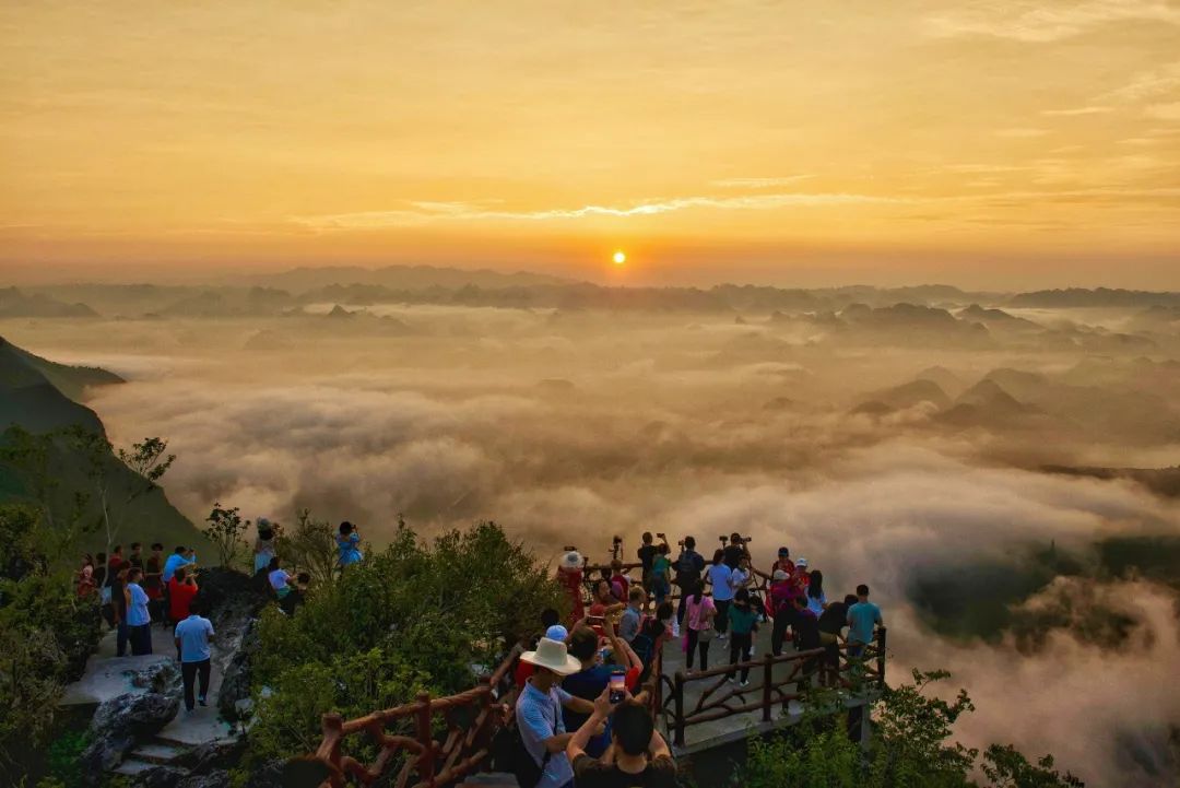 2022年7月31日,阳山县小江镇西岭威灵殿,游客观赏火烧云和云海.