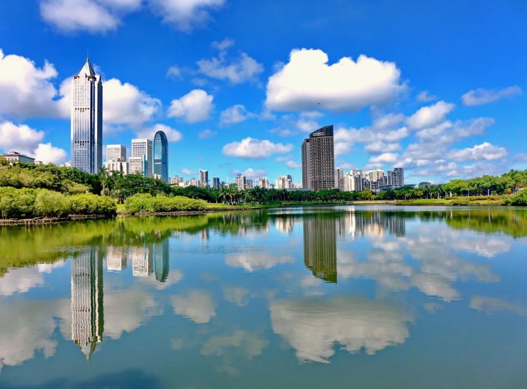 海南省海口市万绿园内湖,天蓝水碧.(陈科岩/摄)