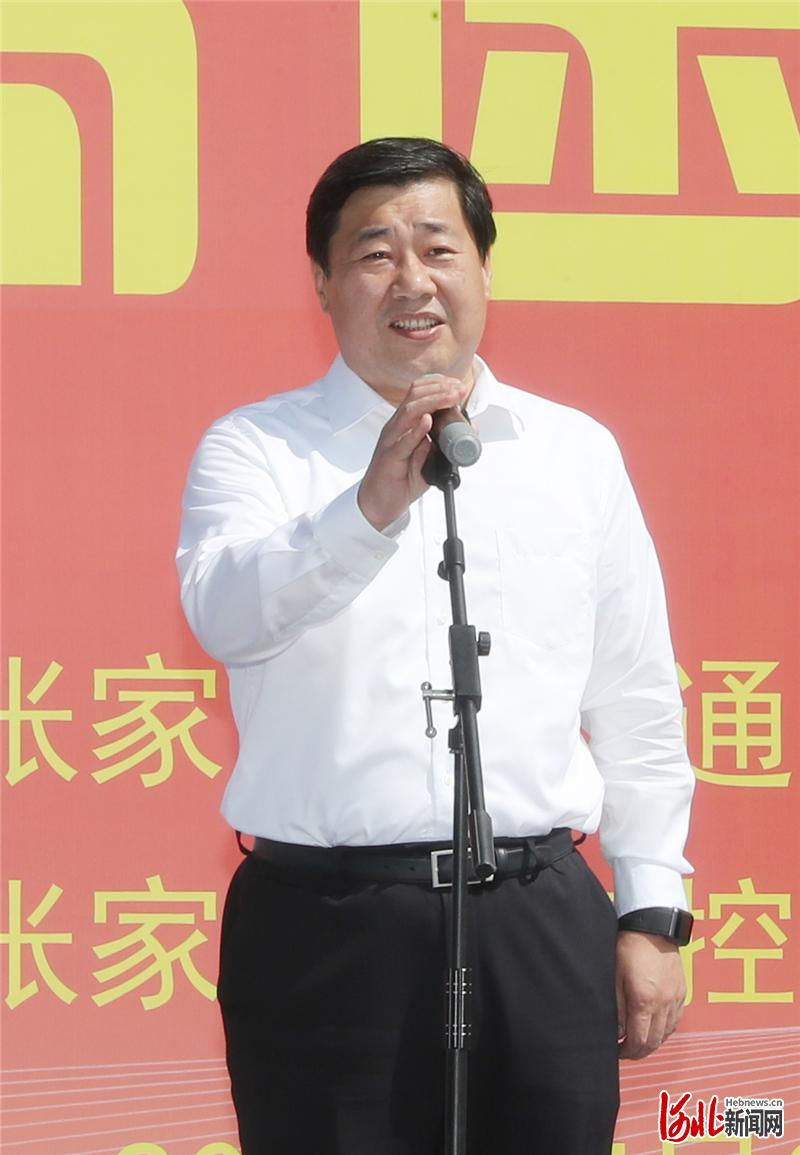 图为张家口市委书记赵文锋宣布张尚高速公路正式通车.通讯员何大为摄