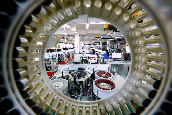 7月制造業(yè)PMI為49%。圖為河北省遷安市一家生物科技企業(yè)的員工在生產(chǎn)線上工作&nbsp;新華社圖