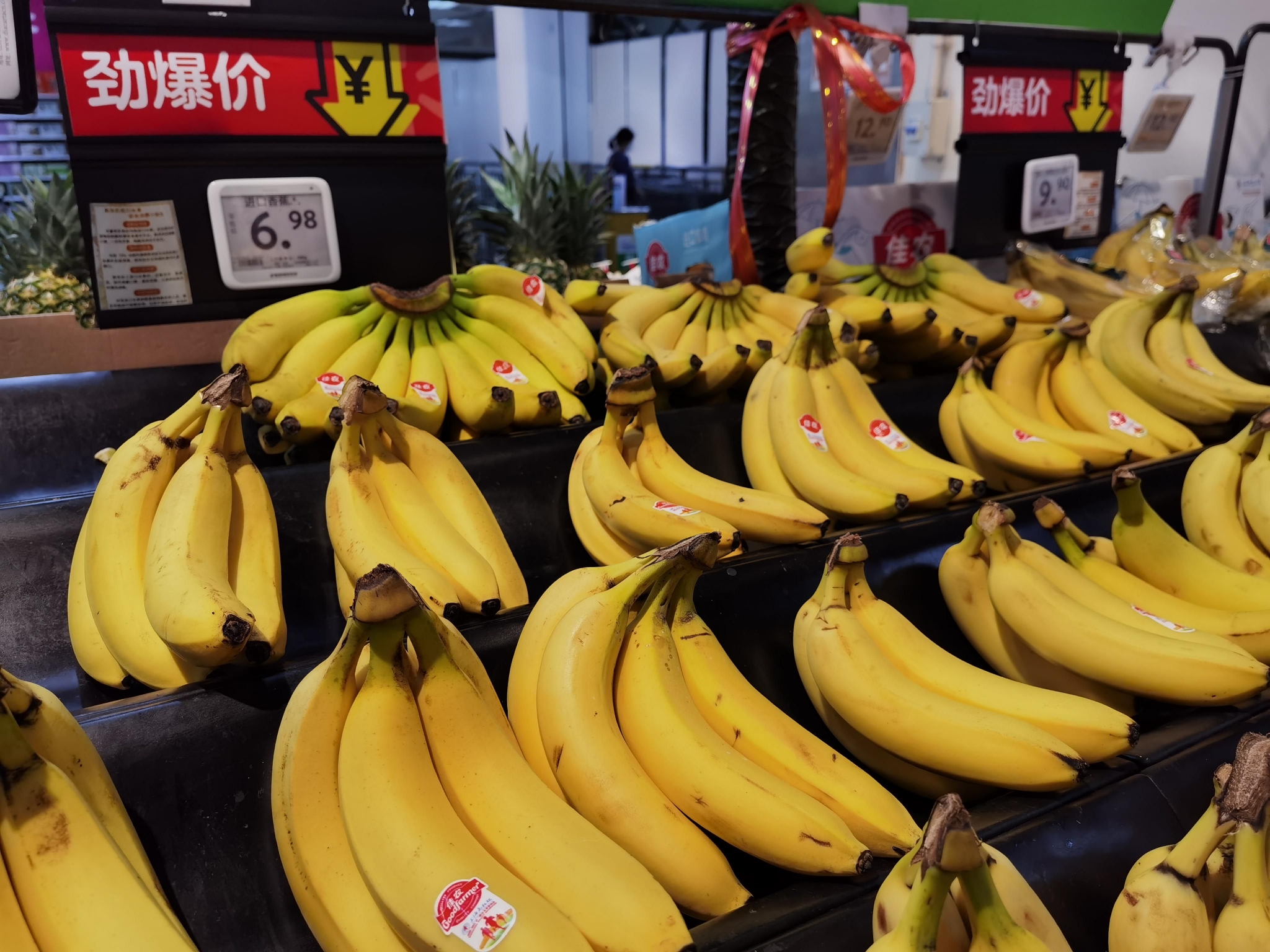 4月18日,南京新街口一大型超市里,货架上摆着多个品种的香蕉.