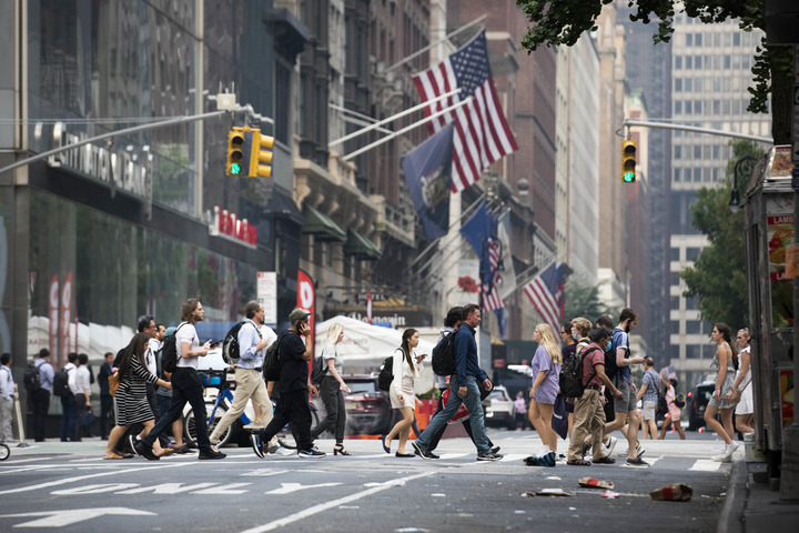 图为2021年7月20日，人们走在美国纽约街头。新华社记者王迎摄