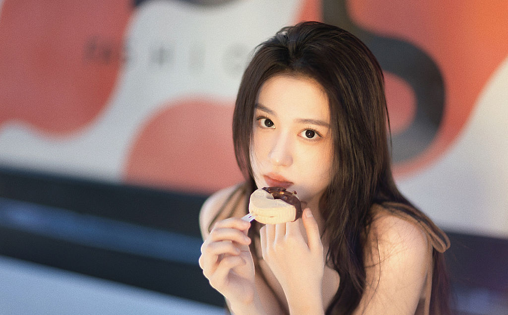 王楚然深咖色吊带裙拍夏日写真  长发披肩气质清纯皮肤吹弹可破