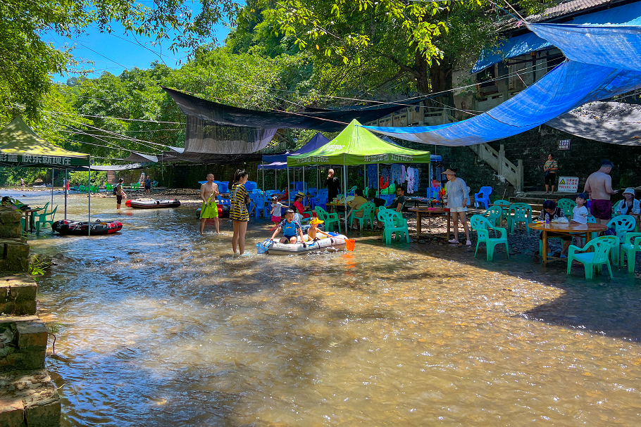 7月30日,重庆北碚,市民在偏岩古镇的河床上戏水消暑.图/ic photo